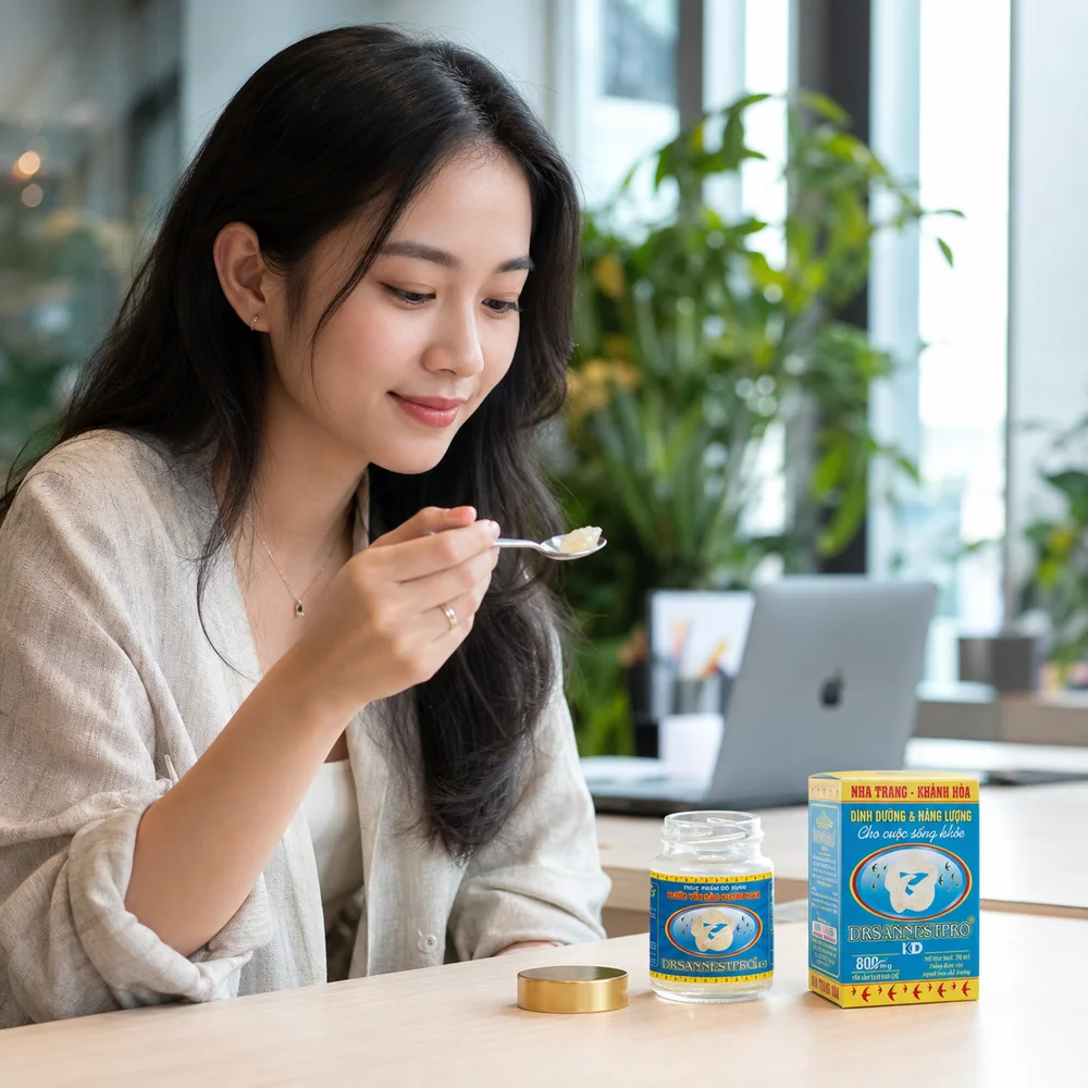 Khách hàng thưởng thức yến sào trong giờ nghỉ tại nơi làm việc